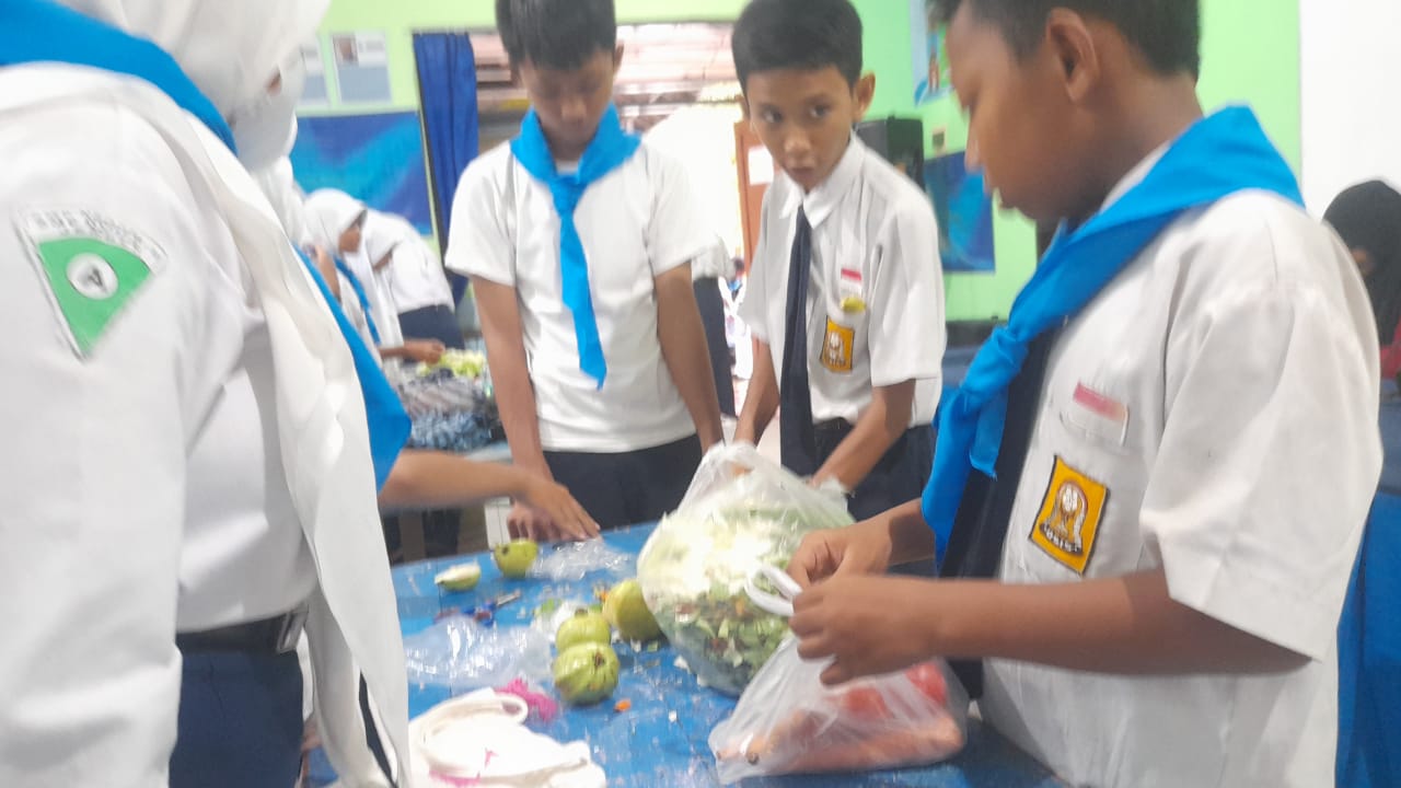 PMR SMPN 9 Jember Sulap Limbah Organik Jadi Eco Enzyme