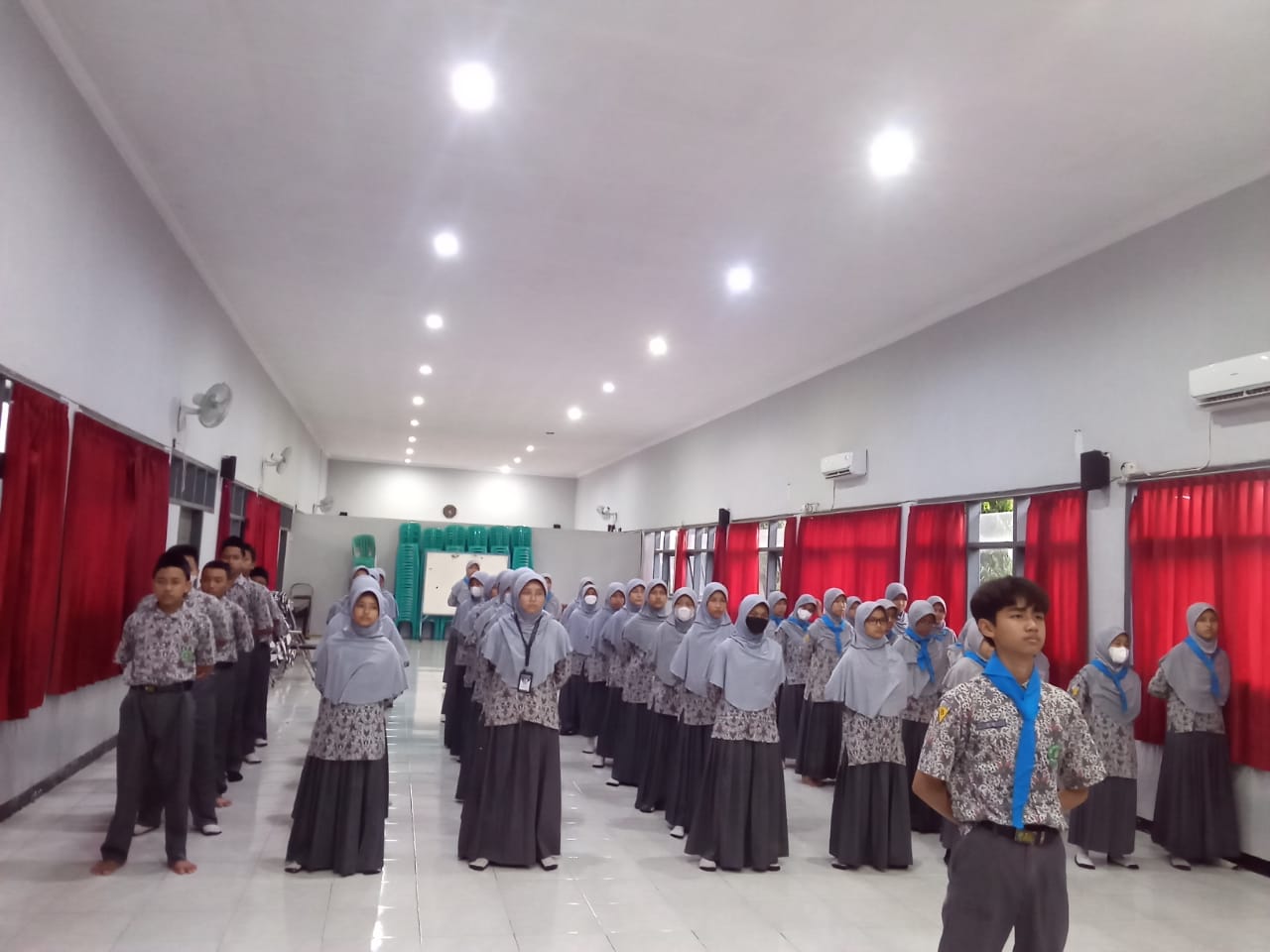 Diiringi Hujan Deras, PMR MTsN 1 Jember  Peringati Hari PMR 1 Maret Dengan Upacara Dan Reboisasi