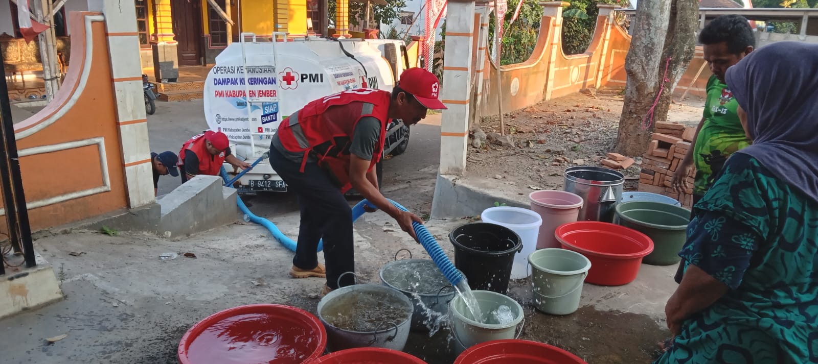 Ringankan Korban Terdampak Kekeringan, PMI Distribusi Air Bersih Untuk 150 KK Di Kecamatan Patrang Jember