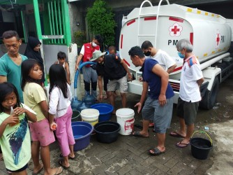 PMI Kota Tangerang Salurkan 10.000 Liter Air Bersih Untuk Korban Banjir