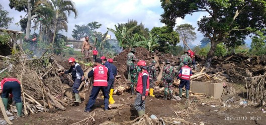 Relawan PMI Jember Bantu Bersihkan Material Dan Distribusi Air Bersih Untuk Korban Banjir Bandang