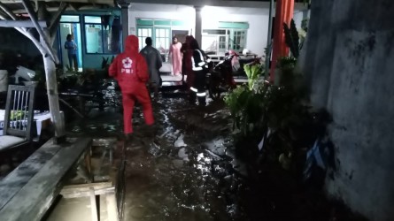 Tim Wash PMI Kembali Beraksi Bersihkan Rumah Korban Banjir