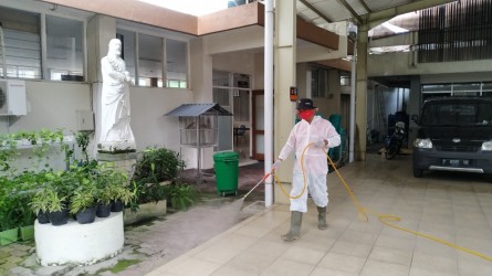 Cegah Cluster Baru Omicron, Gereja Dan Perkantoran Disemprot Disinfektan