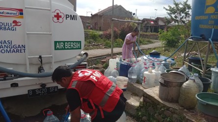 205 KEPALA KELUARGA KESULITAN AIR BERSIH, PMI DAN BPBD KABUPATEN JEMBER KIRIM BANTUAN 120 RIBU LITER AIR BERSIH