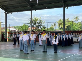 Relawan Muda PMI Peringati Hari PMR Di Ambulu Dan Bersih-Bersih Sampah Di Pusat Kota Jember