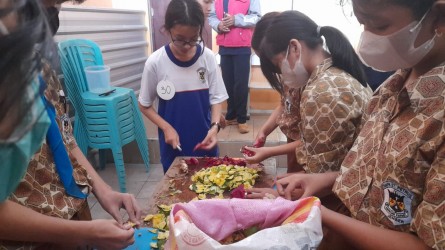 15 Siswa SMPK St. Petrus Jember Praktik Membuat Eco Enzyme Dari Limbah 