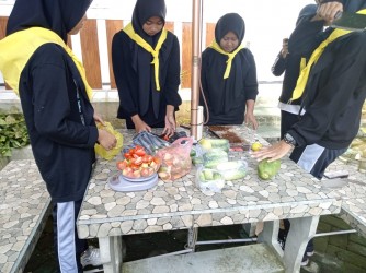 Ngabuburit Puasa Ramadan 1444 H, PMR SMAN Mumbulsari Sambil Buat Eco Enzyme 