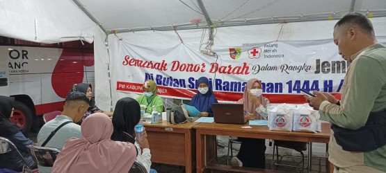 PMR SMAN 1 Jember Bersama UDD PMI Gelar Donor Darah Usai Sholat Tarawih