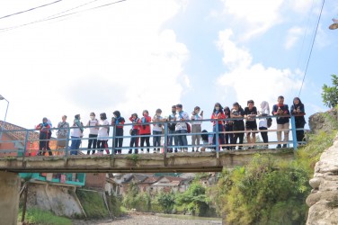 Bupati Jember Dan PMR Tuangkan Eco Enzyme Di Sungai Jompo