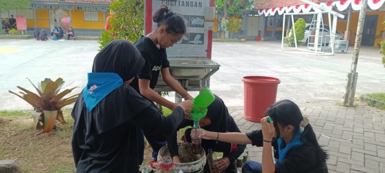 Menjaga Ekosistem, PMR SMP Negeri 1 Jember Giatkan Penggunaan Ecoenzyme Di Lingkungan Sekolah