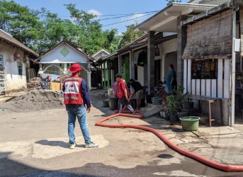 Kekeringan Meluas, Air Bersih PMI Kabupaten Jember Diserbu Warga 