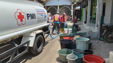 Sumur Warga Kekeringan, PMI Jember Distribusi Air Bersih Dari Rumah Ke Rumah