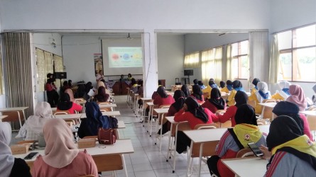 Ajak Peduli Lingkungan, PMR Wira SMAN ARJASA Gelar Workshop Sekaligus Praktik Membuat Eco Enzyme Dan Sabun Padat