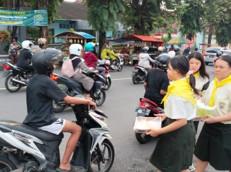 Puluhan Pengurus Dan Anggota PMR Wira SMAK Santo Paulus Jember Berbagi Takjil