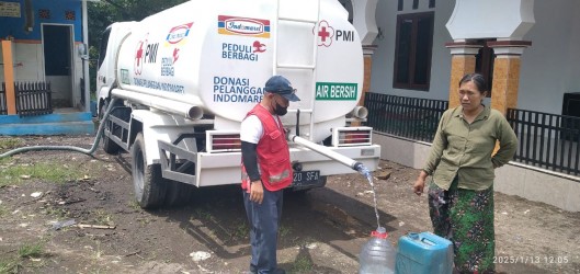 PMI Jember Distribusi Air Bersih Ke Korban Banjir Bandang Desa Jambearum Kecamatan Sumberjambe